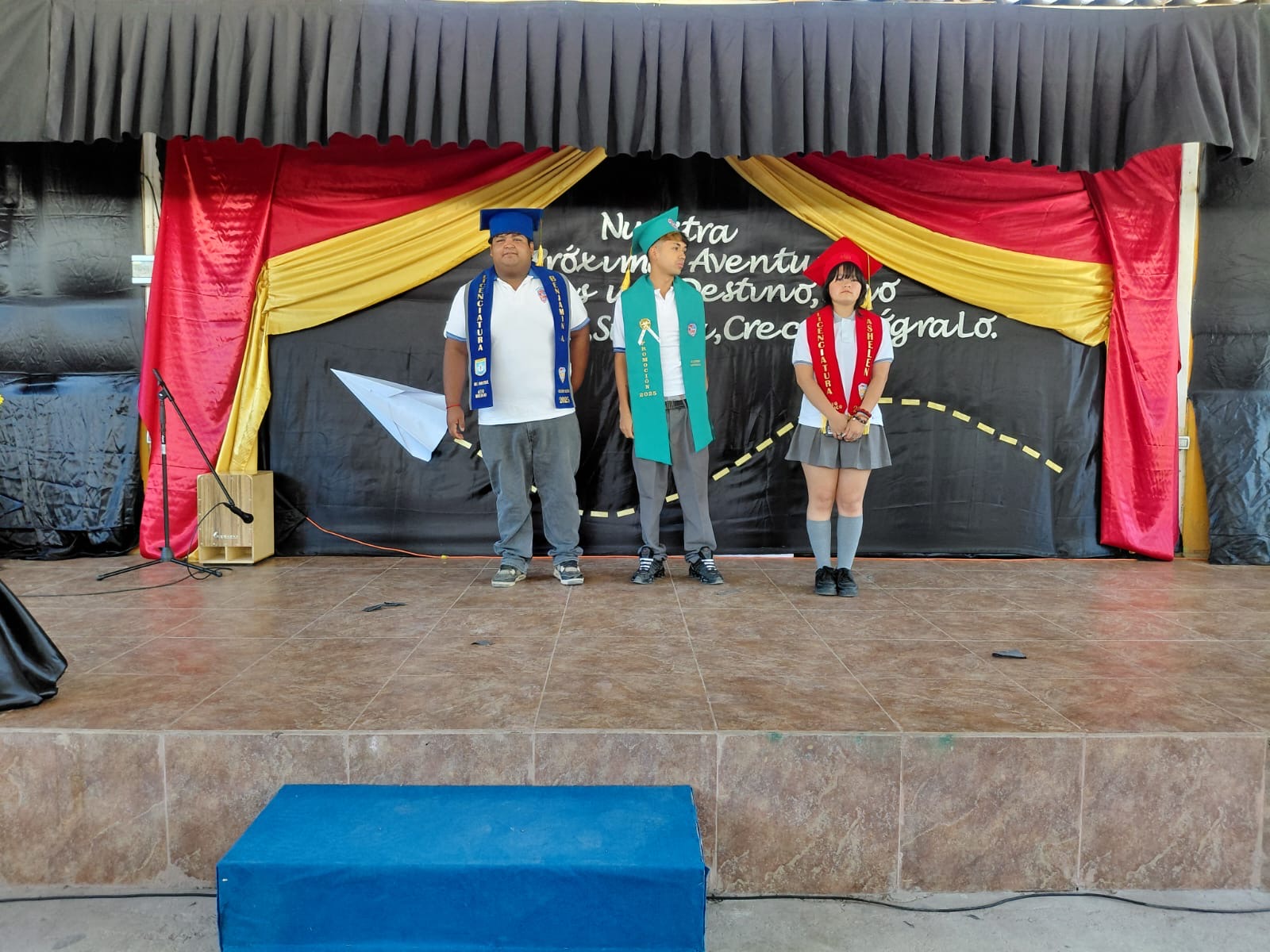 Emotiva ceremonia de licenciatura de Pre Básica, Octavo Básico y Cuartos Medios